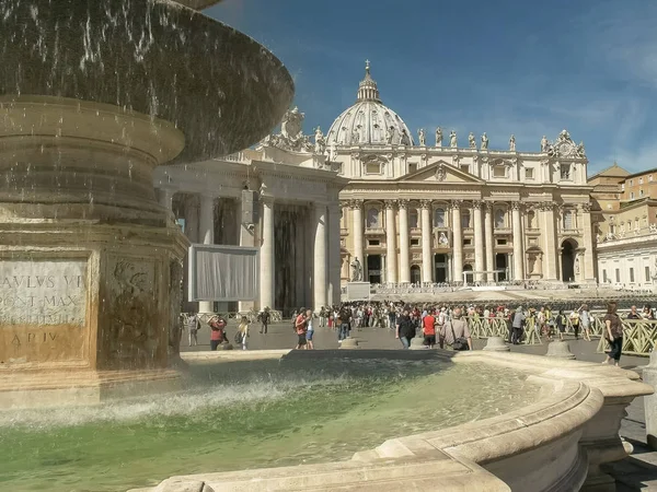 ROME, ITALY- SEPTEMBER, 6, 2016: morning shot of a fountain in st peters, vatican city — Stock Photo, Image