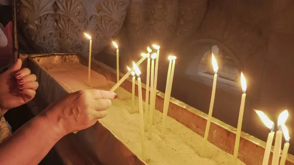 Velas acesas na igreja do santo sepulcro — Fotografia de Stock