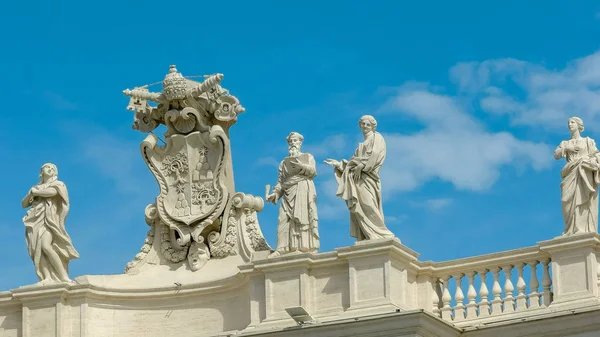 Cresta papal y estatuas en st peters plaza de la ciudad vatica —  Fotos de Stock