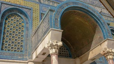Kudüs 'te kaya Camii kubbesi için kemerli bir girişin yakın