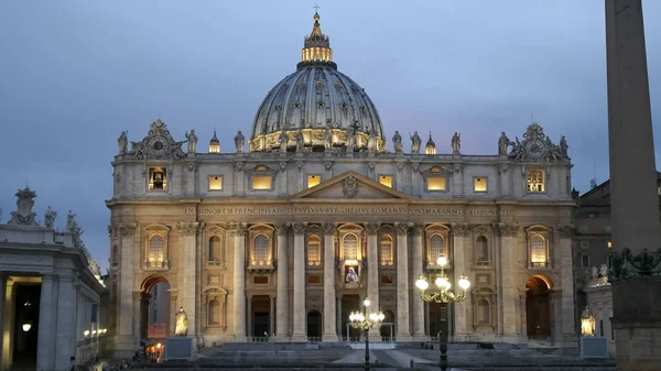 Abendliche Nahaufnahme der Basilika St. Peter in Vatikan — Stockfoto