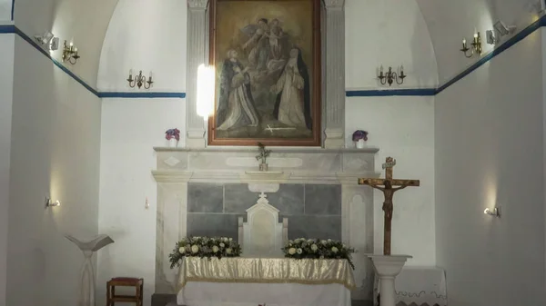 Chora, Mykonos, Grekland-september 13, 2016: närbild av interiören i en katolsk kyrka på Mykonos — Stockfoto