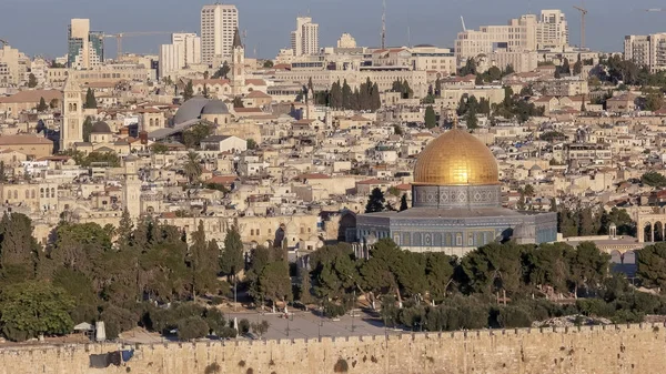 Mittlerer Winkel zum Felsendom aus Olivenbäumen in jerusalem — Stockfoto