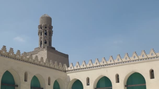 Káhira, Egypt-září, 26, 2015: minaret, mešita Al Hakim v Káhiře, Egypt — Stock video