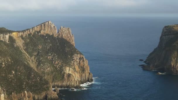 Blisko strzał Cape Pillar i Wyspa Tasman na Cape Pillar — Wideo stockowe