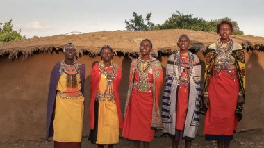 Narok, Kenya- 28 Ağustos 2016: Mara yakınlarındaki bir köyde şarkı söyleyen beş maasai kadın