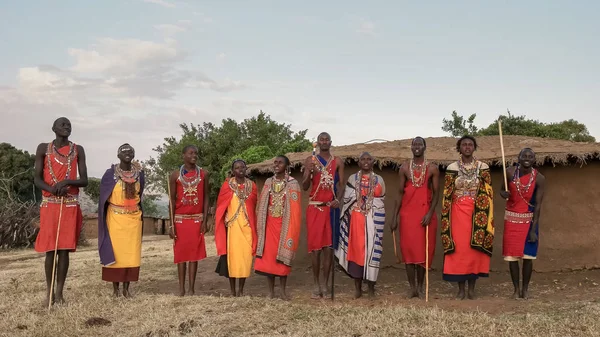 Narok, Kenia-augustus, 28, 2016: vijf Maasai vrouwen en mannen zingen dan dansen in paren — Stockfoto