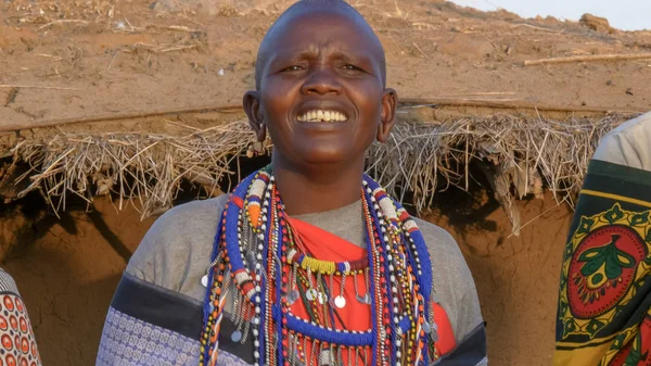 Primo piano di una donna maasai che canta in un villaggio vicino a masai mara — Foto Stock