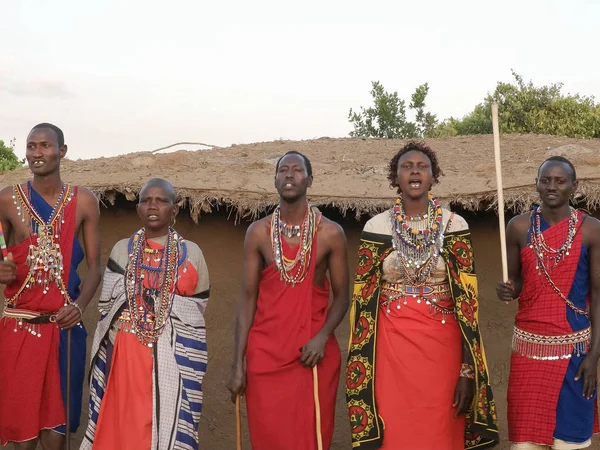 ナロク、ケニア-2016年8月28日:マサライの女性と男性が歌い、踊る — ストック写真