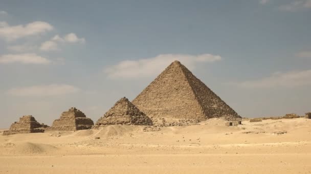 Tiro de ângulo baixo de pirâmides em giza perto do cairo — Vídeo de Stock