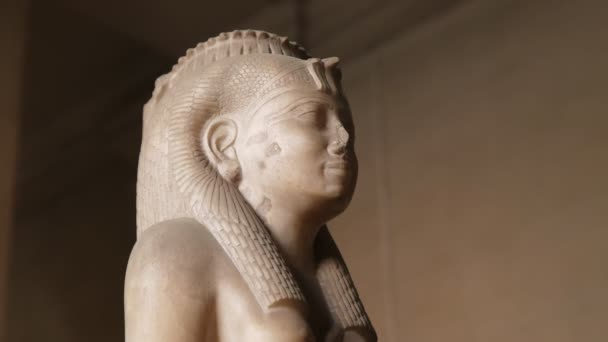 Kairo, Egypten-september, 26, 2015: staty av amenirdis i Egypten i Kairo — Stockvideo