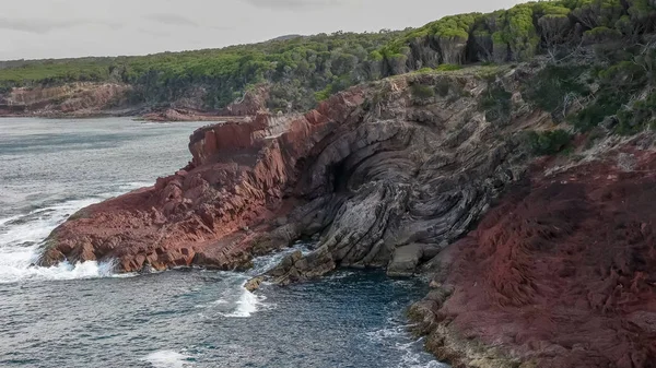 Pliegue anticlinal en geología de rocas sedimentarias en eden en nsw, australia — Foto de Stock