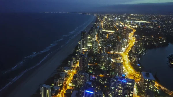 SURFERS PARADISE, AUSTRALIA- 4 DE DICIEMBRE DE 2016: vista nocturna al sur del paraíso de los surfistas desde el edificio Q1 —  Fotos de Stock