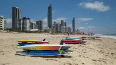Surfers Paradise, Avustralya- Aralık 4, 2016: surfers paradise plajda kürek panoları
