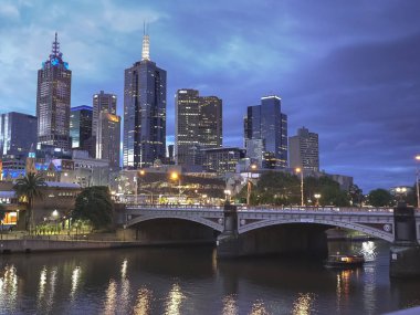 Melbourne, Avustralya-Kasım, 12, 2016: Melbourne Yarra nehri üzerinde bir feribot gece çekimi