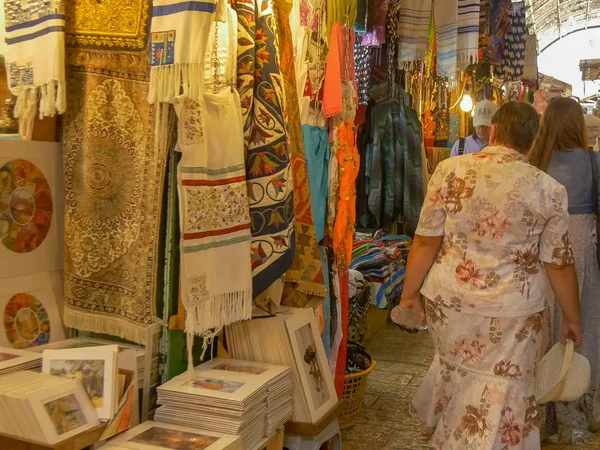 耶路撒冷，以色列- 2016年9月21日：在耶路撒冷的穆斯林区穿过市场 — 图库照片