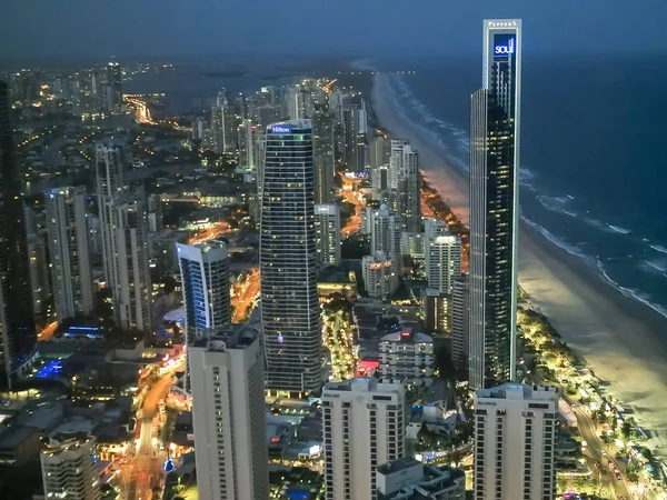 Surfers Paradise, Avustralya- Aralık 4, 2016: sörfçü cennetinin kuzeyine yakın gece görünümü