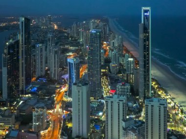 Surfers Paradise, Avustralya- Aralık 4, 2016: surfers paradise Q1 bina gece kuzeye görünümü