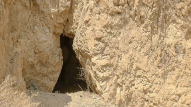 Qumran bir mağara girişinin yakın, İsrail