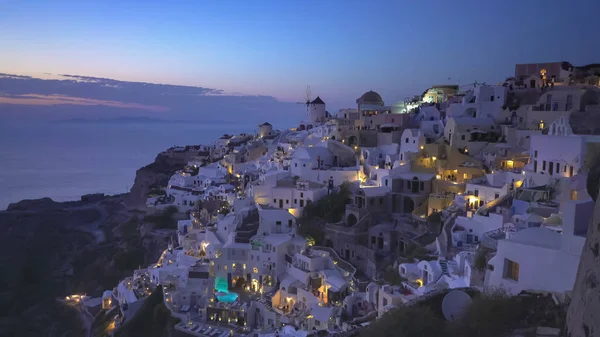 Crepúsculo na aldeia de oia em santorini, grécia — Fotografia de Stock