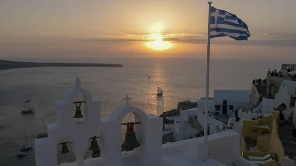 Segelboot in der sonnenreflexion bei oia, santorini — Stockfoto