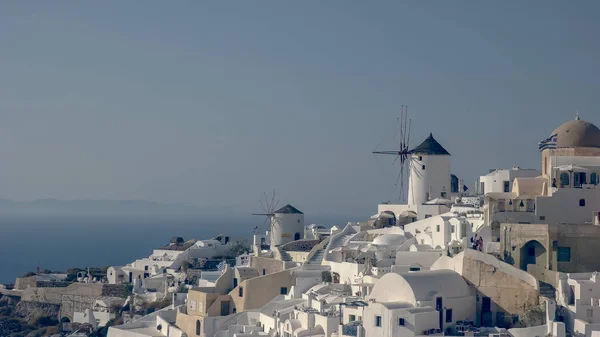 Nachmittagsaufnahme von weiß getünchten Häusern und Windmühlen bei Oia, Santorini — Stockfoto