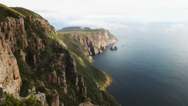 Popołudniowy widok na Cape Raoul i lato morska mgła na Tasmanii — Wideo stockowe