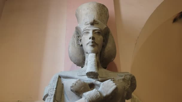 CAIRO, EGYPT- SEPTEMBER, 26, 2015: colossus of akhenaten in cairo, egypt — Stock Video