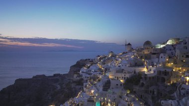 santorini üzerinde oia kasabasının akşam görünümü