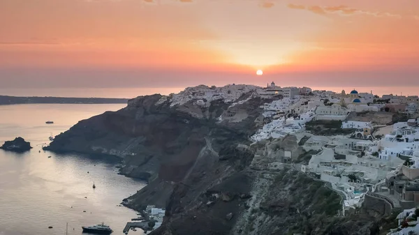 サントリーニ島の夕日とオイア村の広い眺め — ストック写真