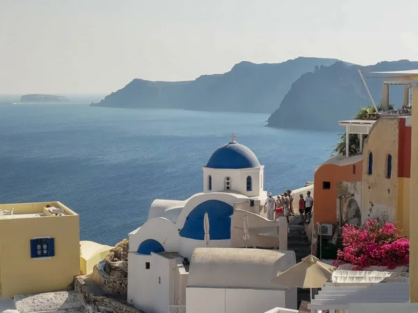 Blue välvd Church och Caldera på Santorini — Stockfoto