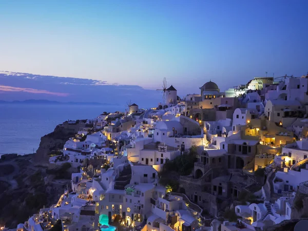 Skymning i skott av byn Oia, Santorini — Stockfoto