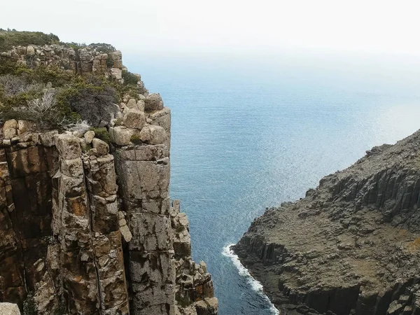 Vista hacia abajo de espectaculares acantilados de mar en el pilar del cabo en Tasmania — Foto de Stock