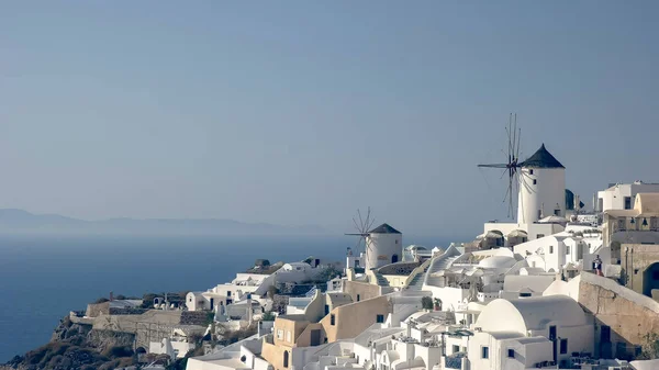 Σπίτια και ανεμόμυλοι στην Οία στη Σαντορίνη — Φωτογραφία Αρχείου