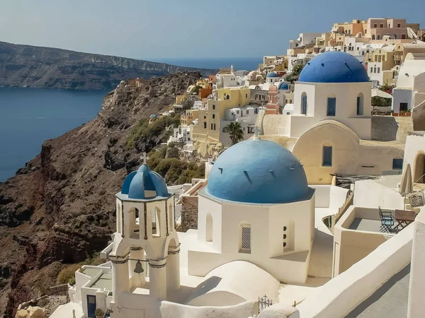 Tiro de las famosas tres cúpulas azules en oia, santorini —  Fotos de Stock