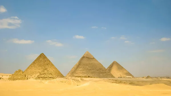 Oude piramides in Gizeh in de buurt van Caïro in Egypte — Stockfoto