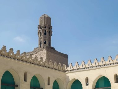 Kahire, Mısır- Eylül 26, 2015: Kahire'deki El Hakim Camii'nde minare, mısır