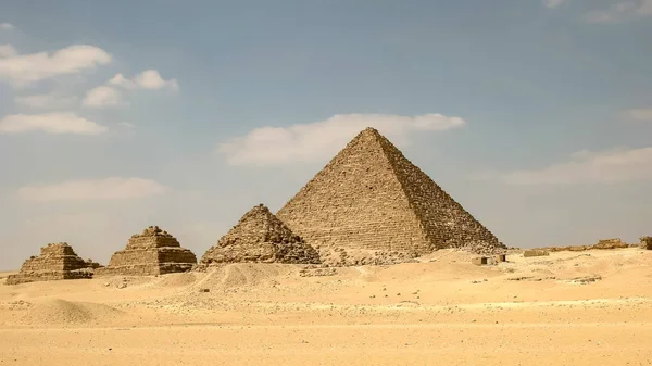 Kahire yakınlarındaki giza piramitlerin düşük açı çekim — Stok fotoğraf