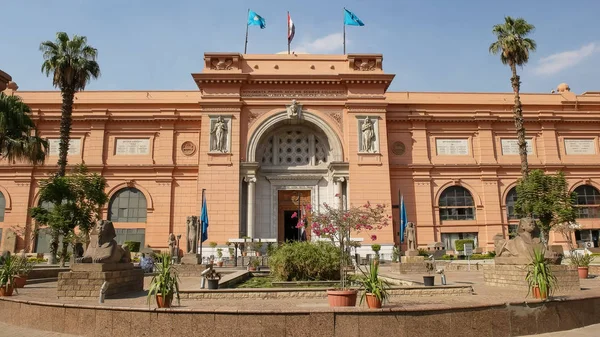 CAIRO, EGIPTO 26 DE SEPTIEMBRE DE 2015: vista frontal del exterior del museo egipcio en el cairo — Foto de Stock