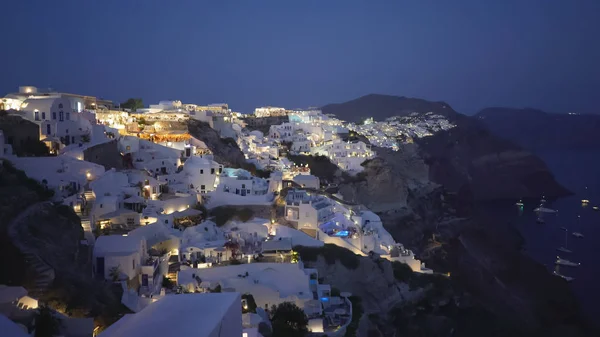 Nattbild av den största staden Fira på Santorini — Stockfoto