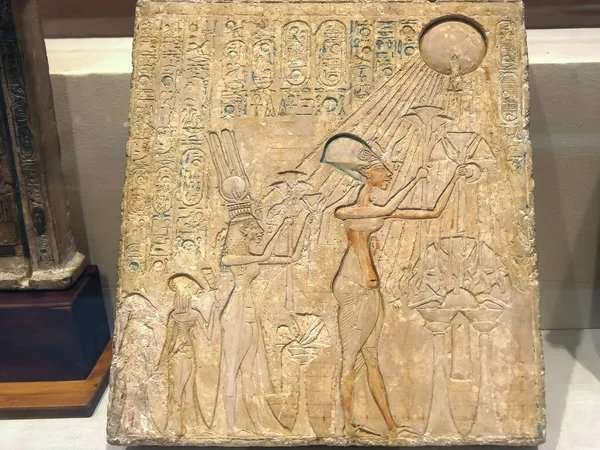 Kahire, Mısır- 26 Eylül 2015: Kahire'de akhenaten ve nefertiti ünlü stela