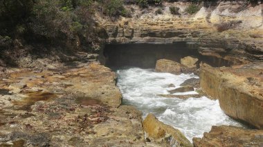 eaglehawk boyun, tazmanya de darbe deliğinde bir dalga çöker