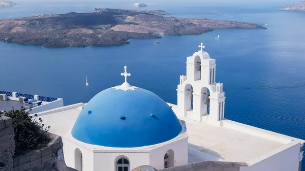 Weitwinkelaufnahme einer blauen Kuppel und drei Glocken in Fira, Santorini — Stockfoto