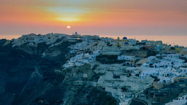 Perto do pôr do sol em Oia em Santorini — Fotografia de Stock