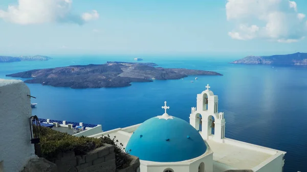 Weiter Blick auf drei Glocken, eine blaue Kuppel und den Vulkan Fira, Santorini — Stockfoto