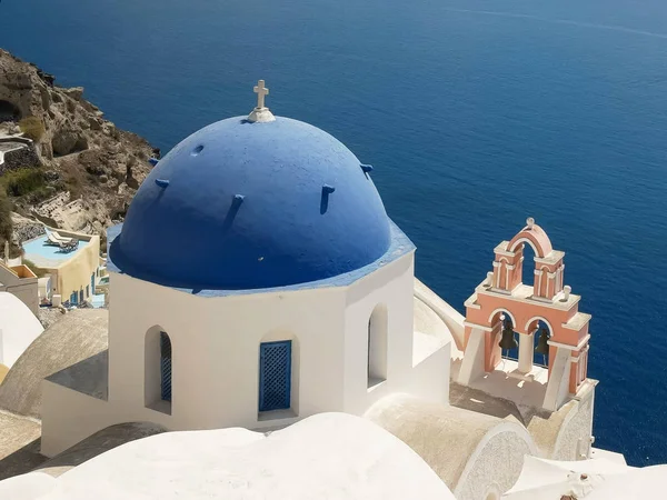 Niebieski Kościół kopuła, różowy łuk i dzwony w Oia, Santorini — Zdjęcie stockowe