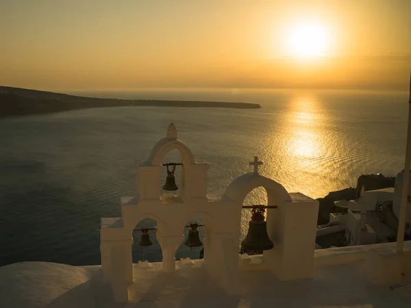 Sonnenuntergang Blick auf die Kirchenglocken von oia, Santorini — Stockfoto