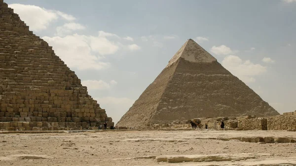 At arabası çizilmiş ve Kahire yakınlarındaki khafre piramidi, Mısır — Stok fotoğraf