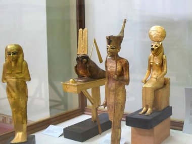 Kahire, Mısır- 26 Eylül 2016: Mısır'da tutankamon'un mezarından heykelciklerin fotoğrafı