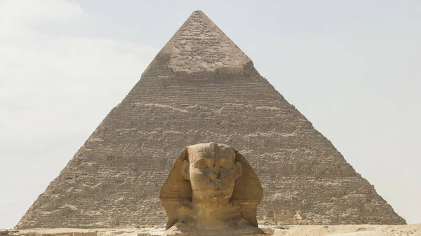 Gros plan du sphinx avec la pyramide de khafre en arrière-plan à giza — Photo